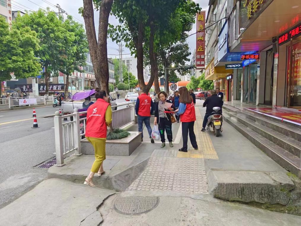 巴中市秦巴農(nóng)業(yè)融資擔(dān)保股份有限公司開展“創(chuàng)建文明城市，傳遞文明理念”主題創(chuàng)文宣傳活動